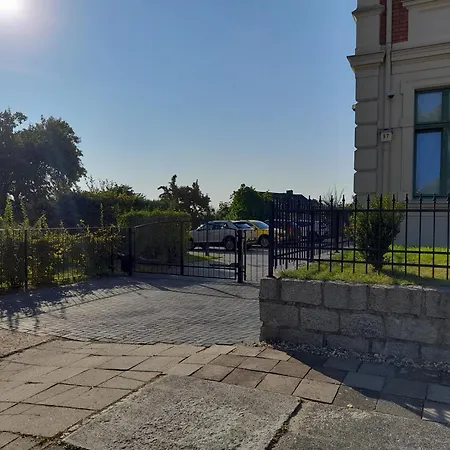 Burghof Apartmenthaus 格尔利茨